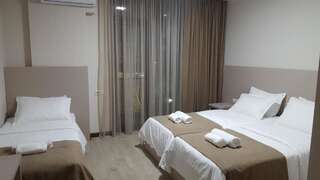 Отель HOTEL TESA Гонио Стандартный трехместный номер с видом на море-1